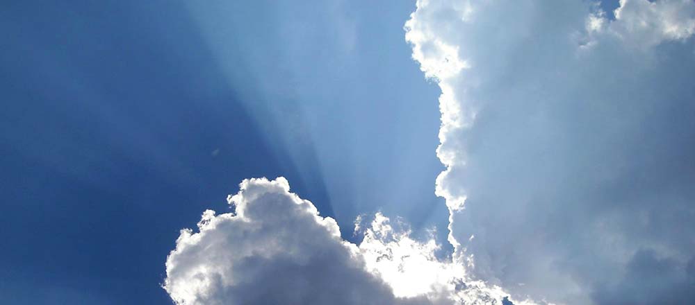 Rayons de lumière perçant les nuages — ciel bleu et blanc lumineux