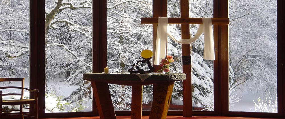 L'autel de la chapelle en hiver, lieu de recueillement quotidien