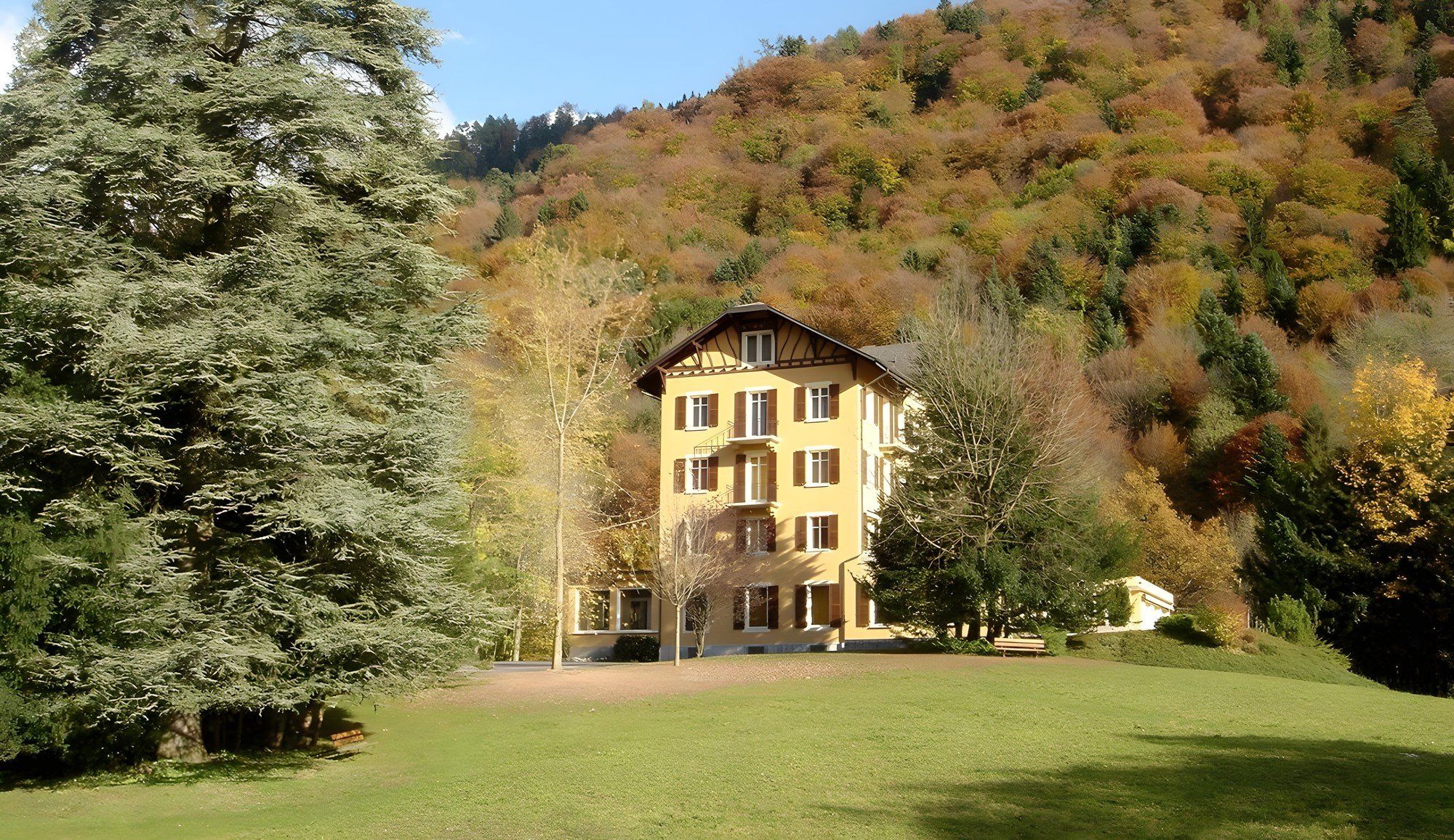 Le Foyer dans son parc en automne