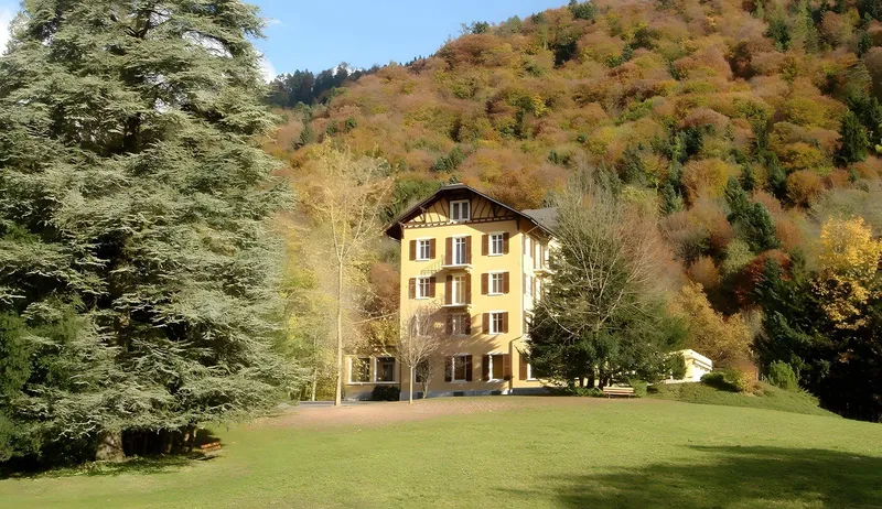 Le Foyer dans son parc en automne