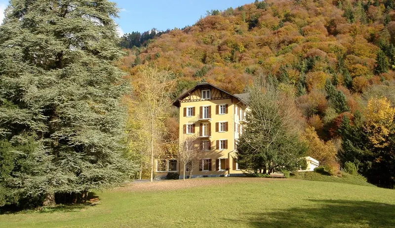 Le Foyer dans son parc en automne