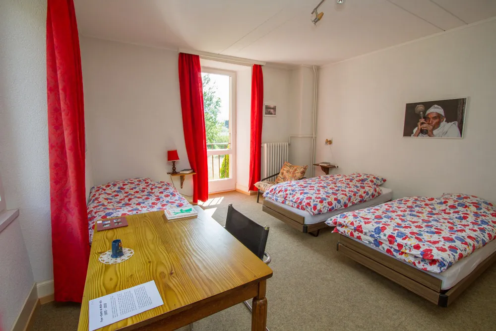 Chambre double — deux lits, bureau et fenêtres lumineuses