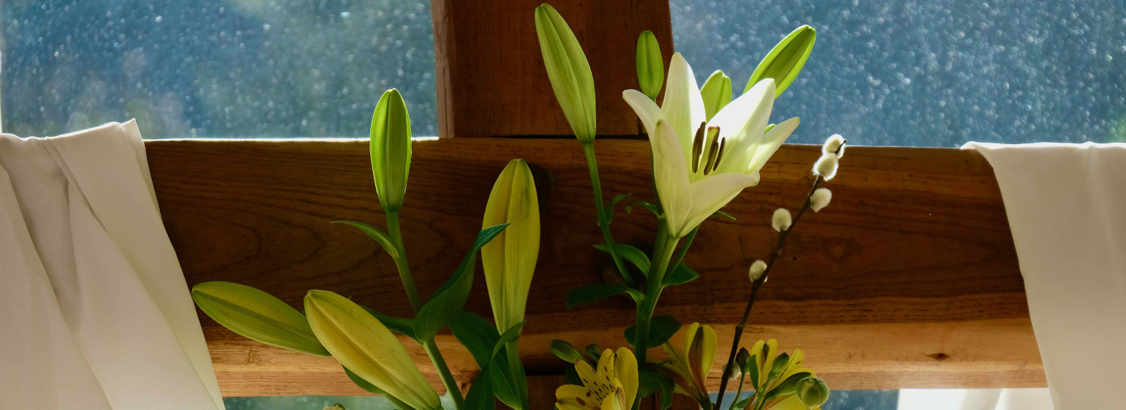 Croix en bois avec lys blancs et chatons de saule, chapelle du Foyer