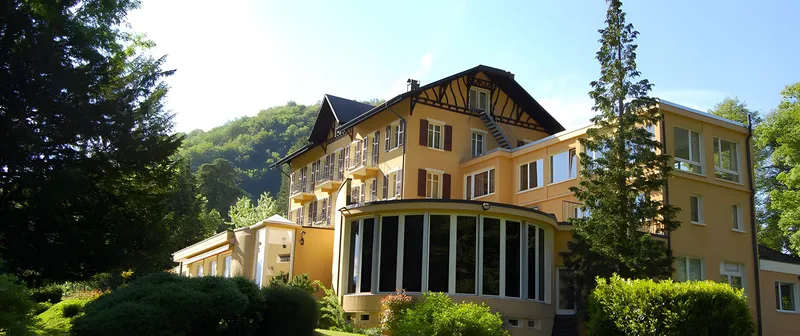 La façade du Foyer en été