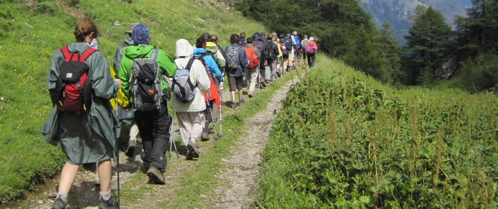 Groupe de retraitants en marche dans les montagnes