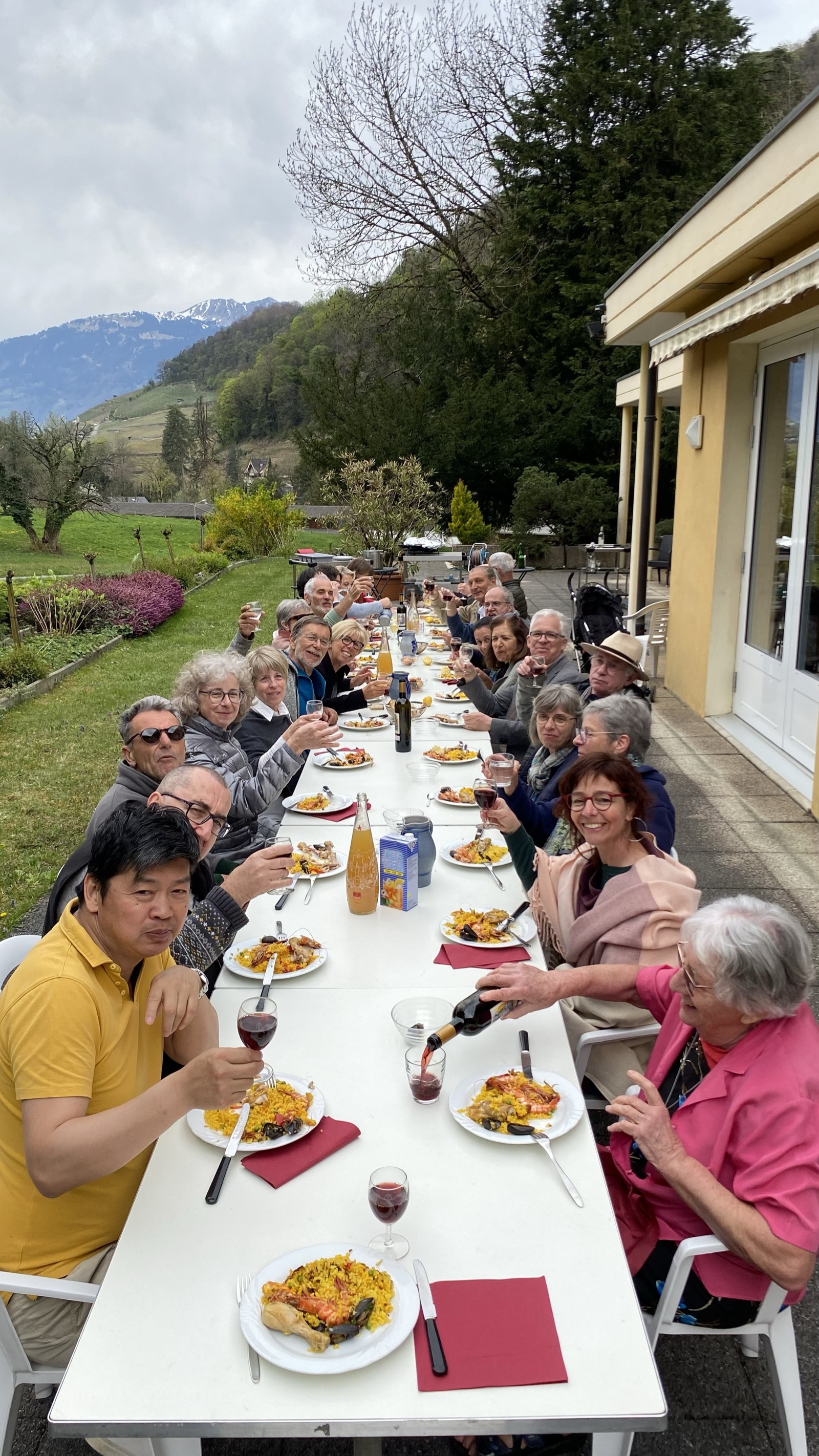 Grande tablée en terrasse du Foyer, repas partagé avec vue sur les montagnes