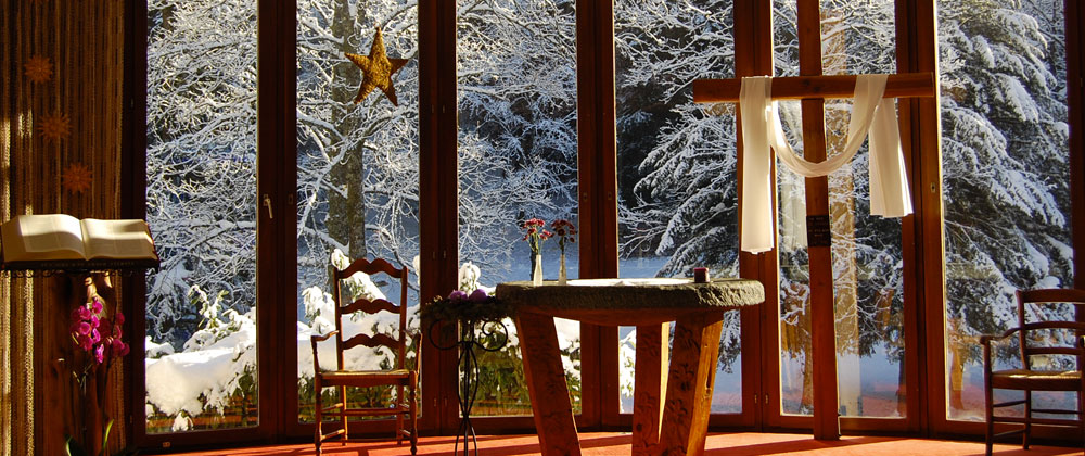 La chapelle du Foyer illuminée, porte d'entrée vers les retraites spirituelles