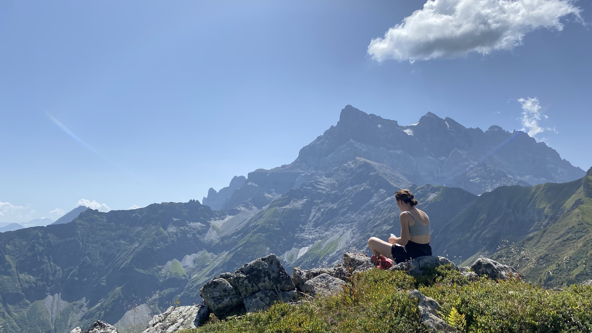Femme assise contemplant les Dents-du-Midi en été, programme des retraites 2026