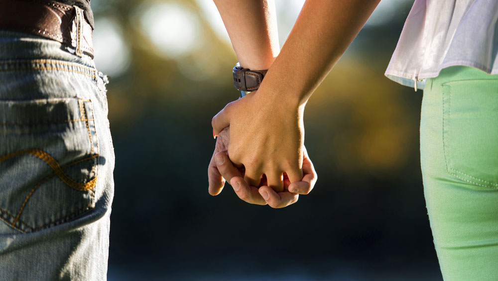 Mains jointes d'un couple, préparation au mariage au Foyer