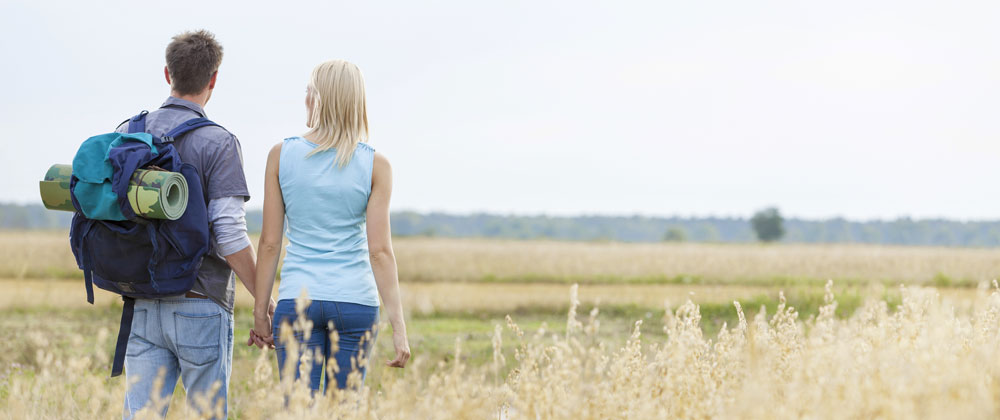 Couple en marche dans la nature, retraite pour couples au Foyer