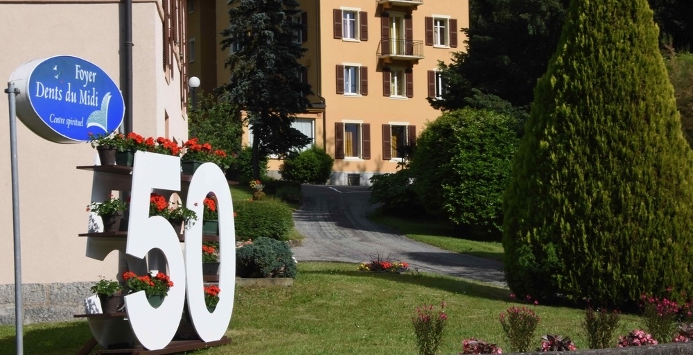 Entrée du Foyer de Charité Dents-du-Midi — panneau d'accueil depuis la Route de Gryon
