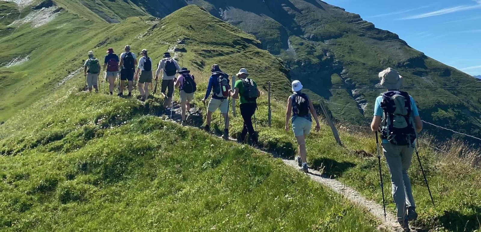 Groupe en marche sur un sentier, retraite en famille au Foyer